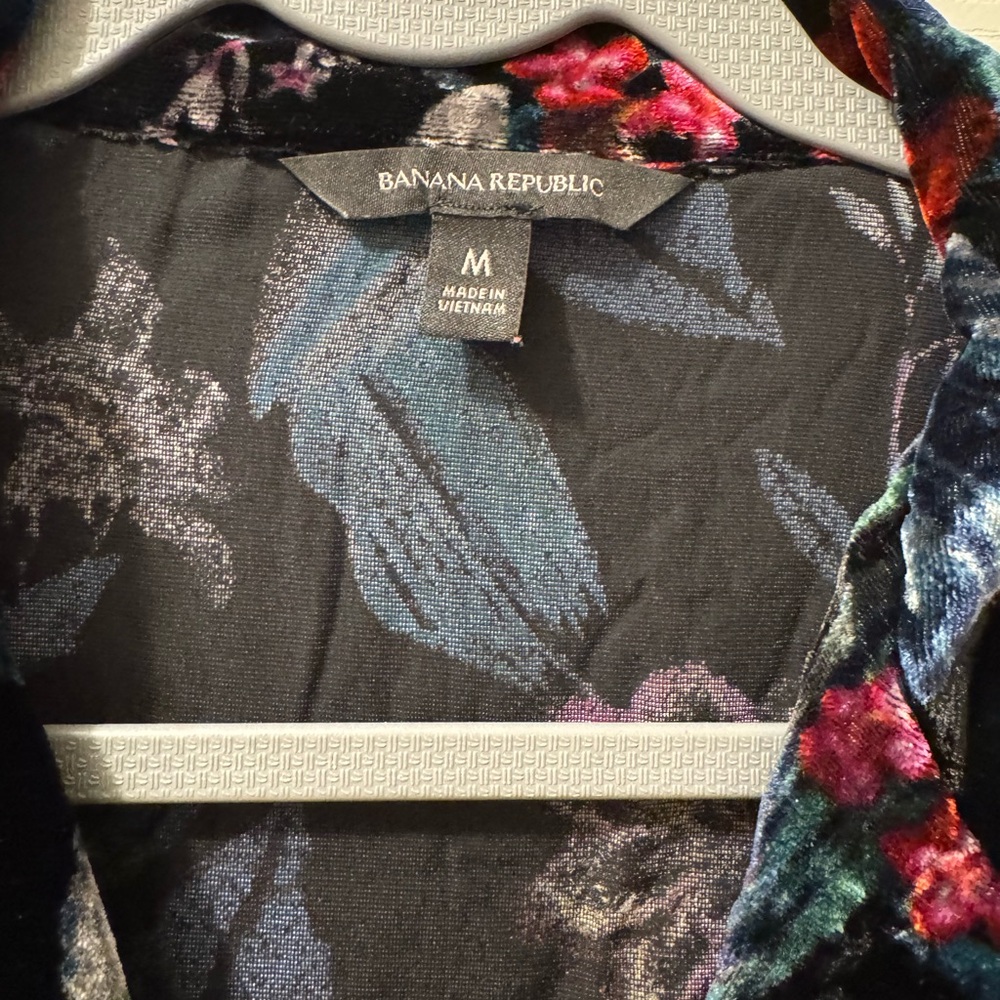 Banana Republic Velvet Pajama Set- Medium
Watercolor Zebra
Like new- worn once. - Picture 6 of 8